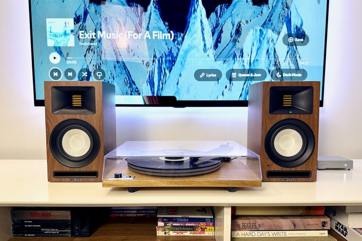 The Fluance Ri71 powered bookshelf speakers with a U-Turn turntable and TV.