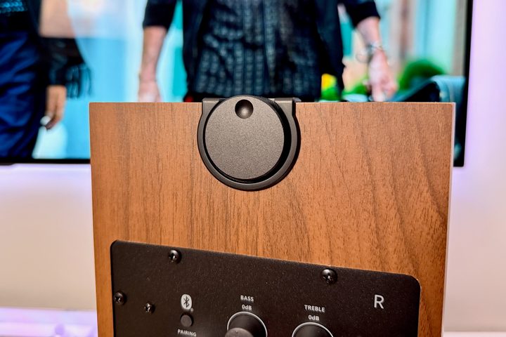 The input selector and volume dial of the Fluance Ri71 powered bookshelf speakers.