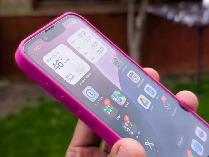 The screen on the iPhone 16e in white with the Apple Silicone Pink case on