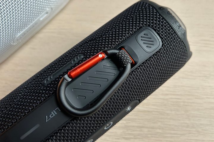 JBL Flip 7, close-up.