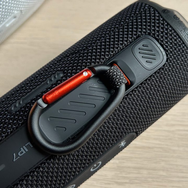 JBL Flip 7, close-up.