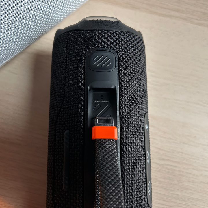 JBL Flip 7, close-up.