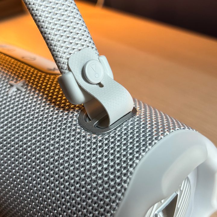 JBL Charge 6, strap close-up.