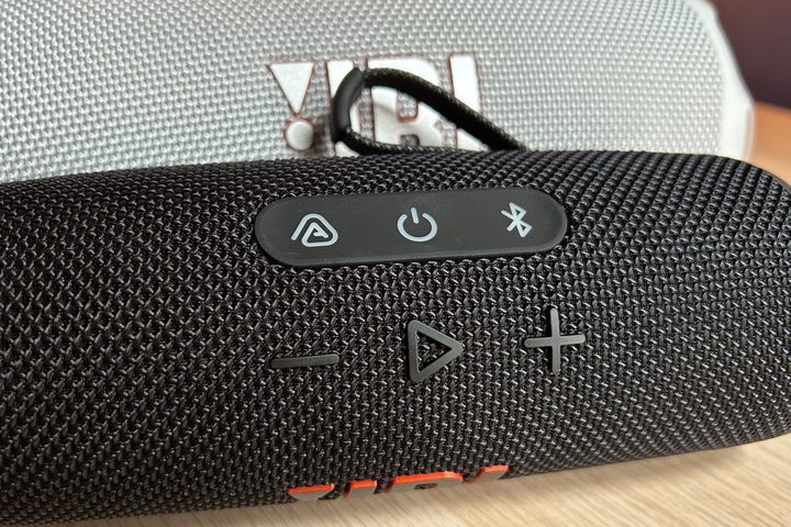JBL Flip 7 close-up.