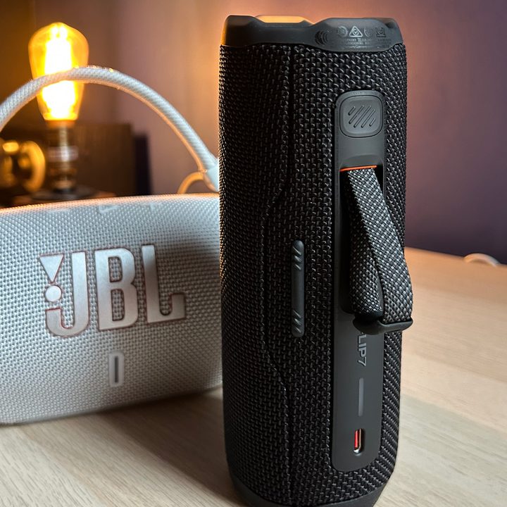 JBL Charge 6 and Flip 7.