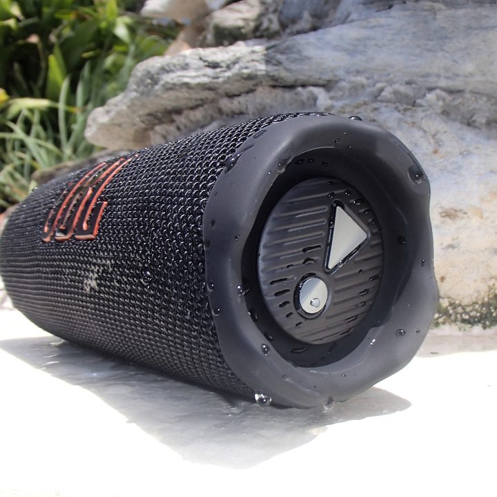 JBL Flip 7 (side view).