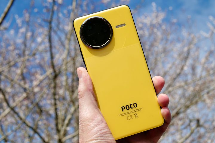 A person holding the Poco F7 Ultra.