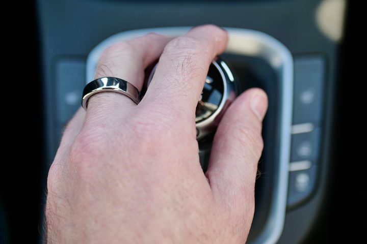 A person wearing the RingConn Gen 2 Air.