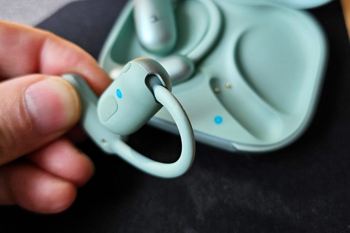 Soundcore AeroFit 2: earbud hinge detail.