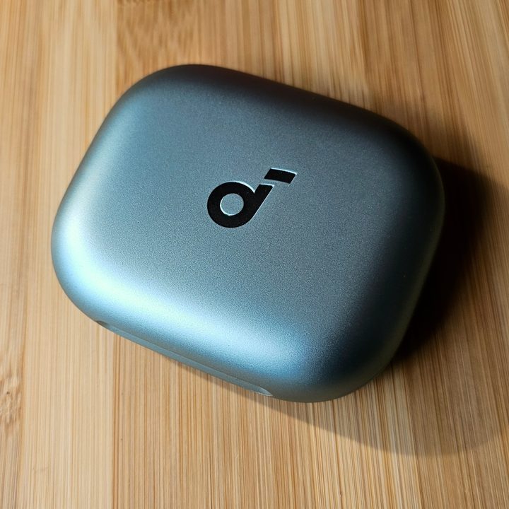 Soundcore AeroFit 2: charging case top view.