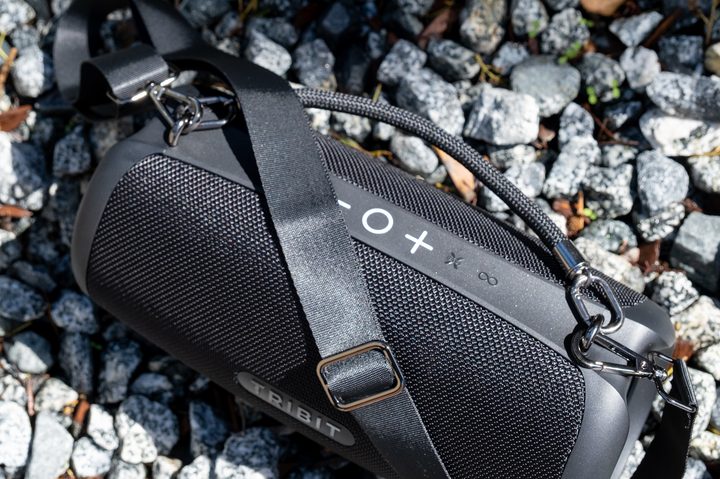 Handle and shoulder strap connected to the Tribit StormBox Lava