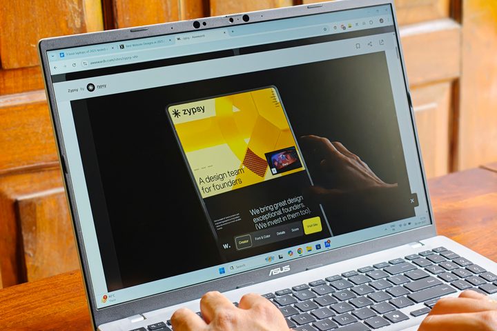 Web browsing on the Asus Vivobook 16 X1607QA Copilot+ PC laptop with Qualcomm Snapdragon X ARM 64 chip.