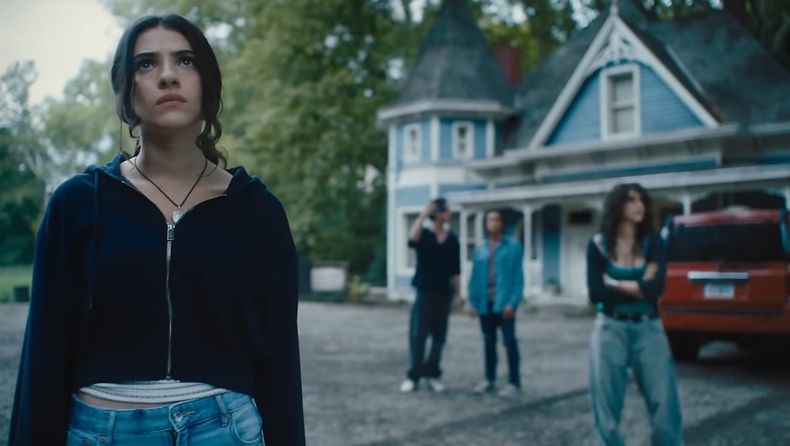 Clover and her friends standing in front of a blue house in "Until Dawn."