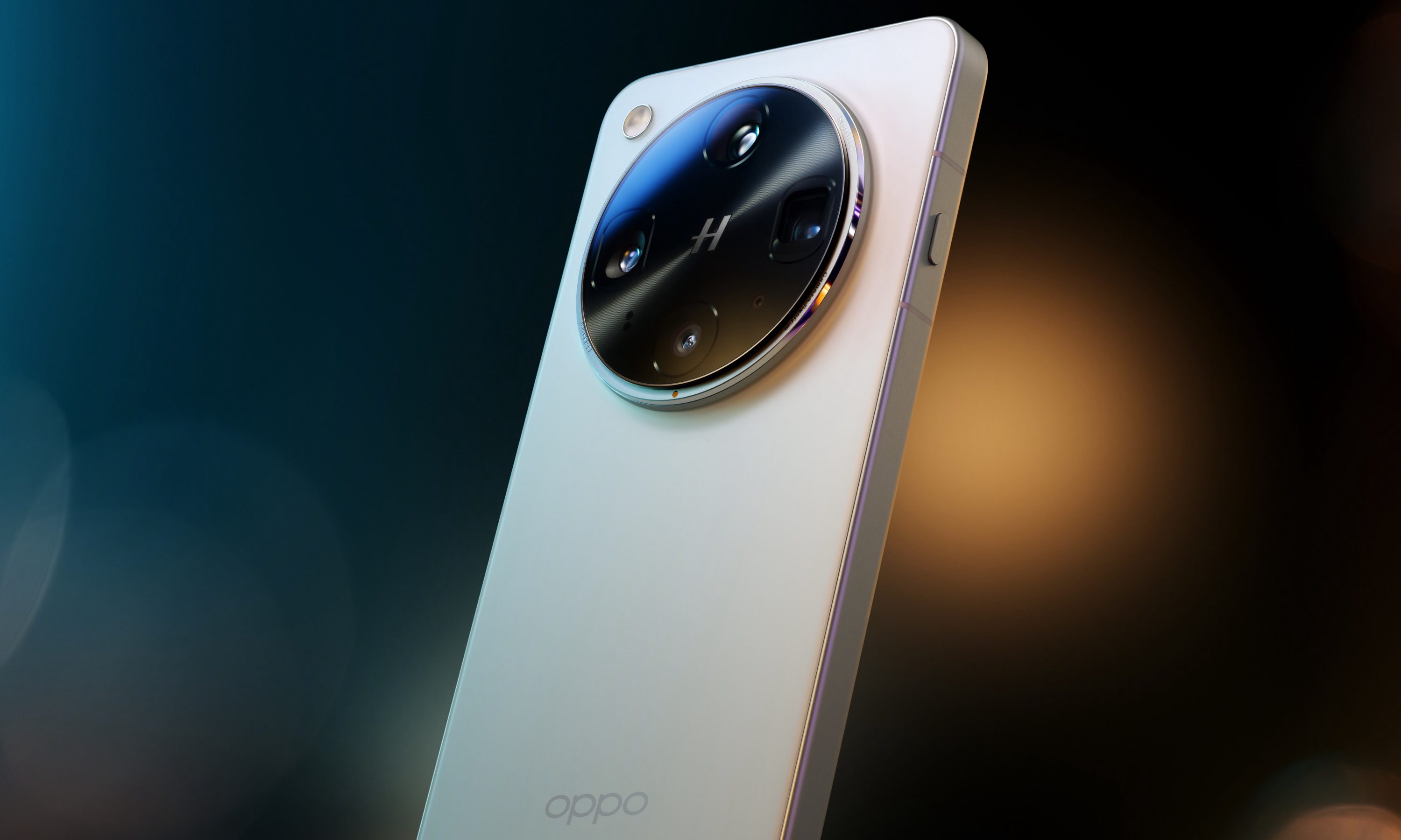 Oppo Find X8 Ultra rear shell view.