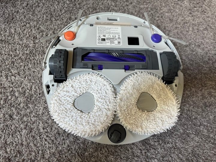 The Freo Z10 robot vacuum mops and brushes.