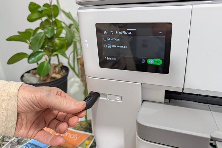 HP made walk-up printing easy with the OfficeJet Pro 9730e's USB port.