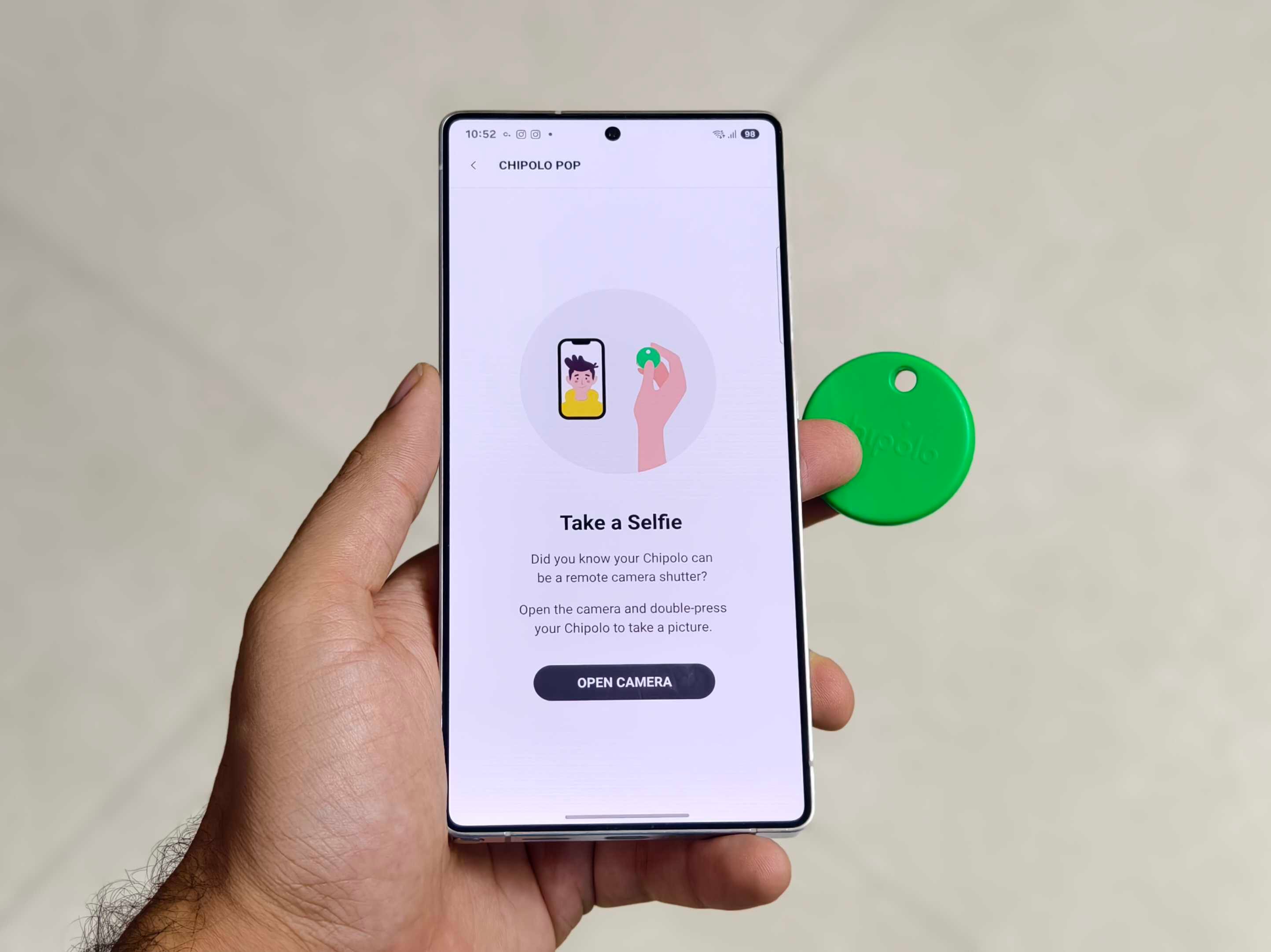 Chipolo app showing how to Take a Selfie with the Chipolo Pop