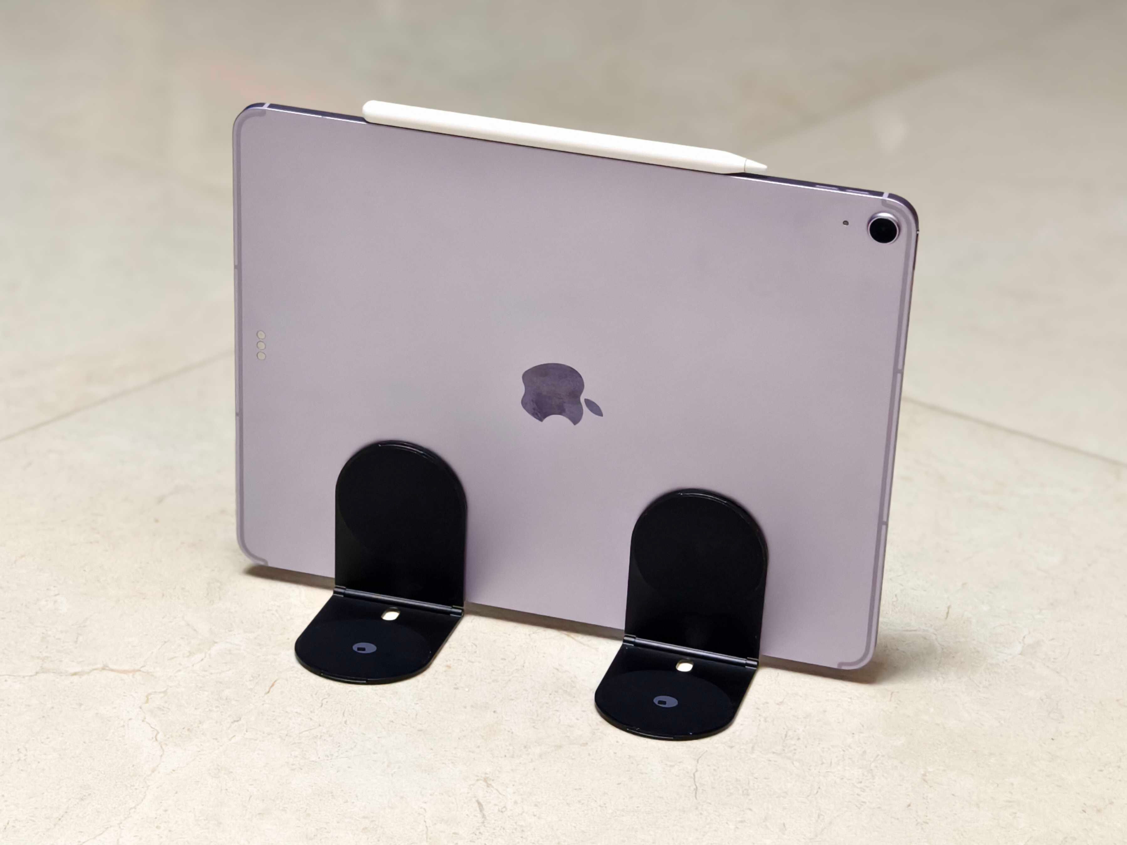 Rolling Square Edge Pro Core attached to iPad Air 2025.