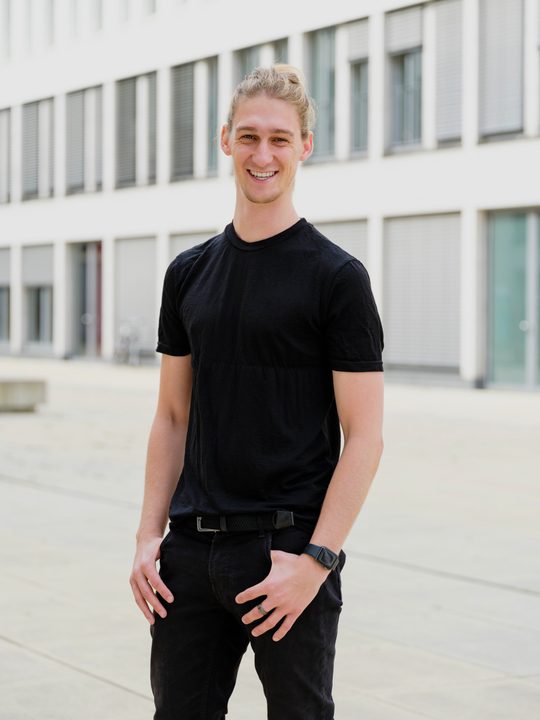 Leander Maerkisch headshot