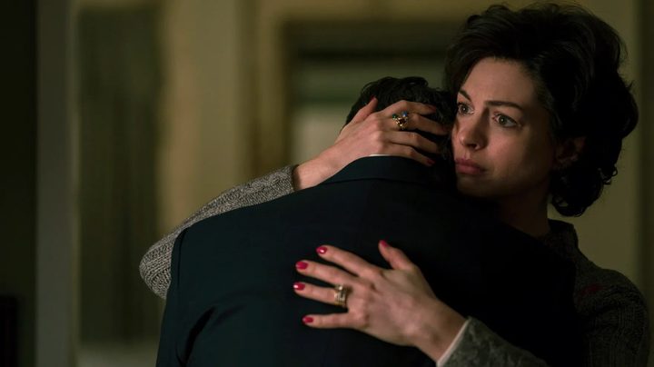 Anne Hathaway in Mark Ruffalo in Dark Waters.