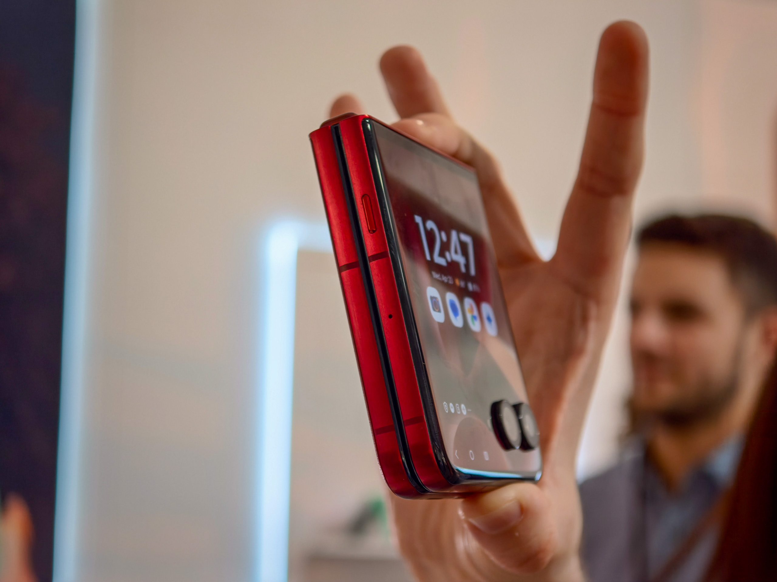 I tried every Moto Razr 2025 color and finish, this is my favorite ...