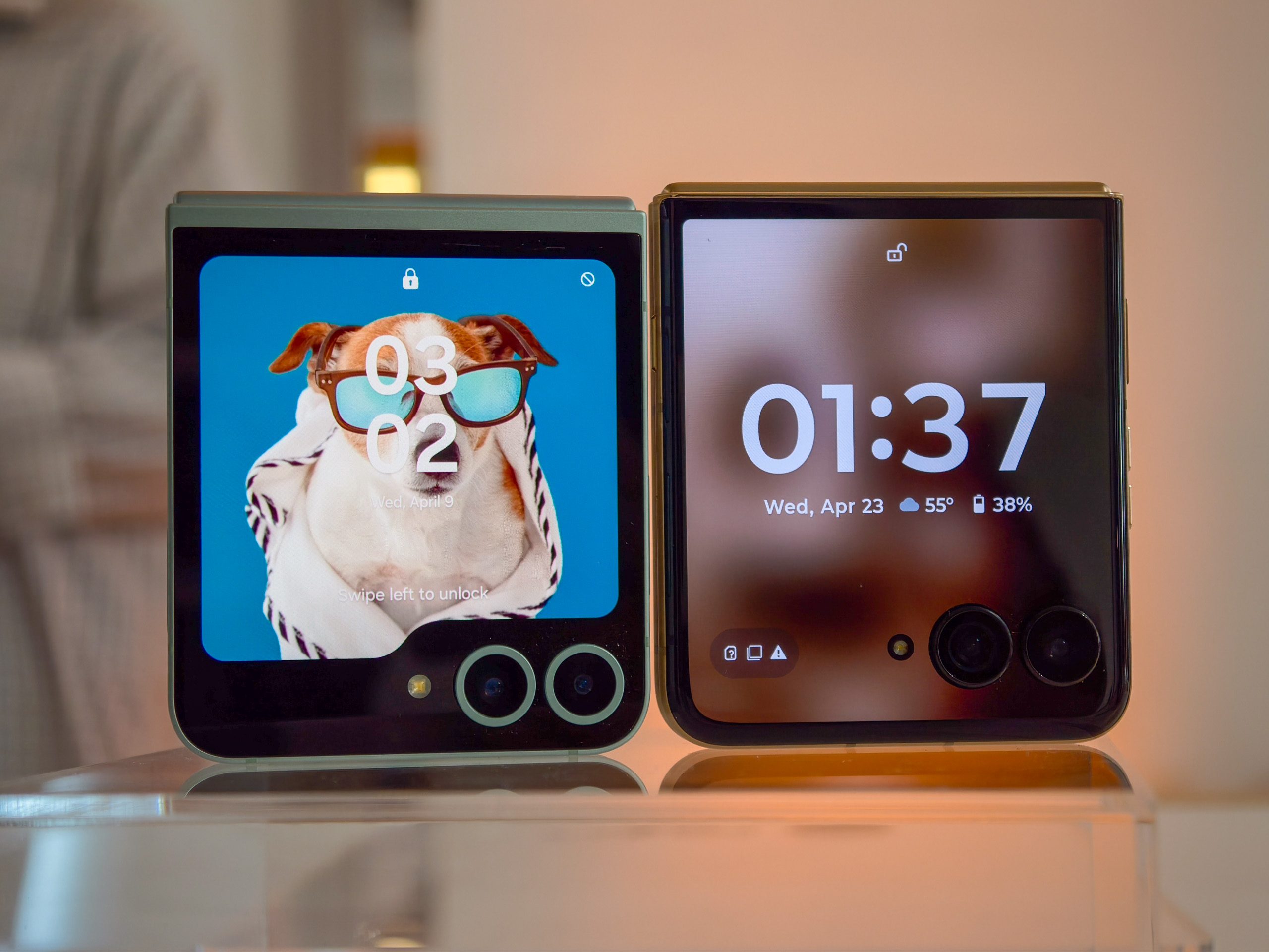 Galaxy Z Flip 6 vs Moto Razr Ultra 2025 front display