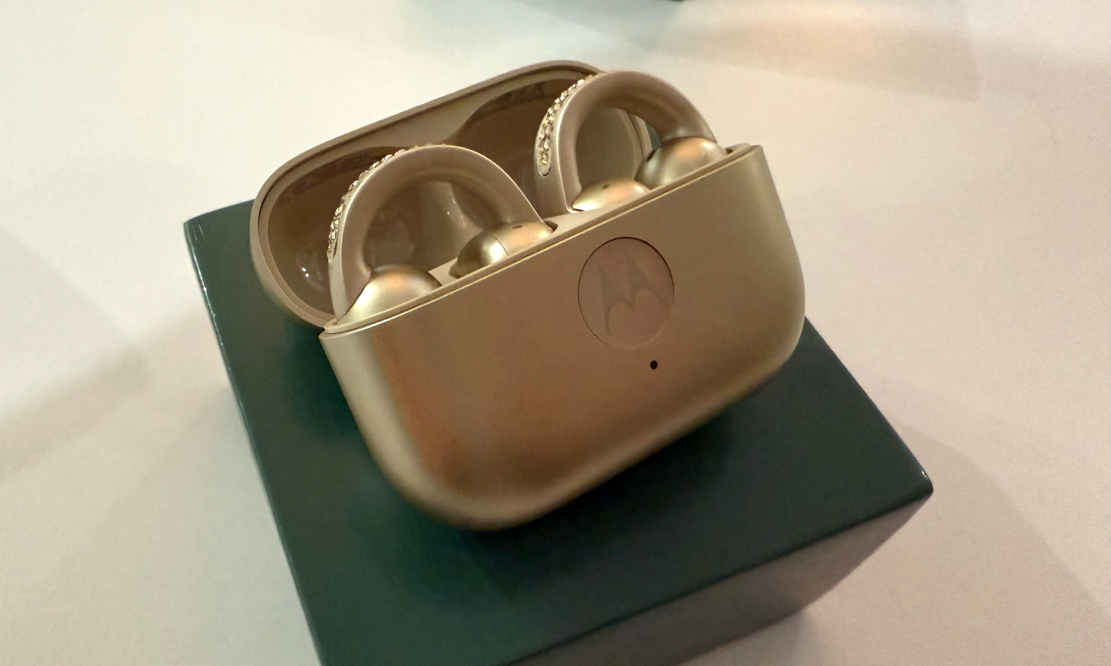 Moto Buds Loop preview: the most daring and sparkly headphones we