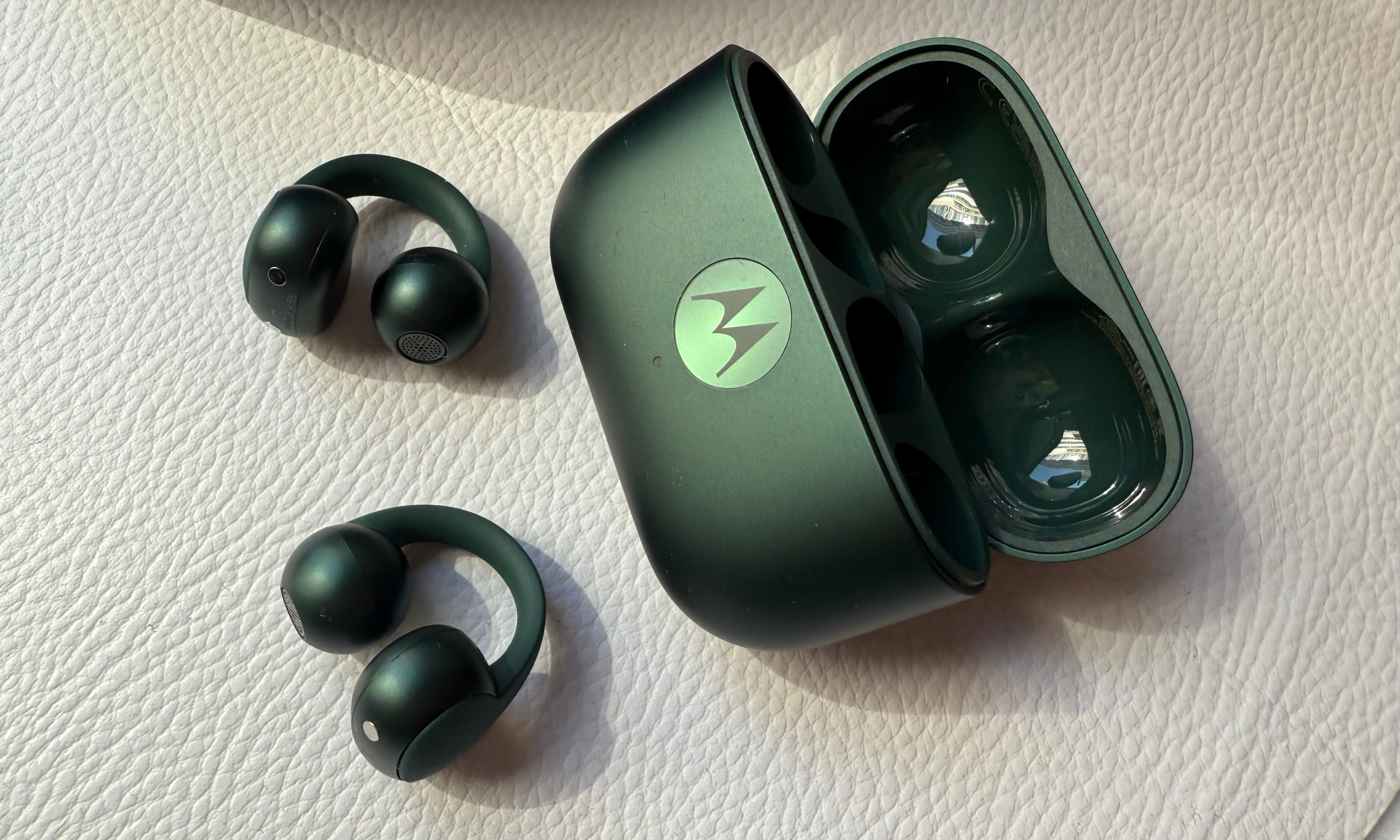 Moto Buds Loop preview: the most daring and sparkly headphones we