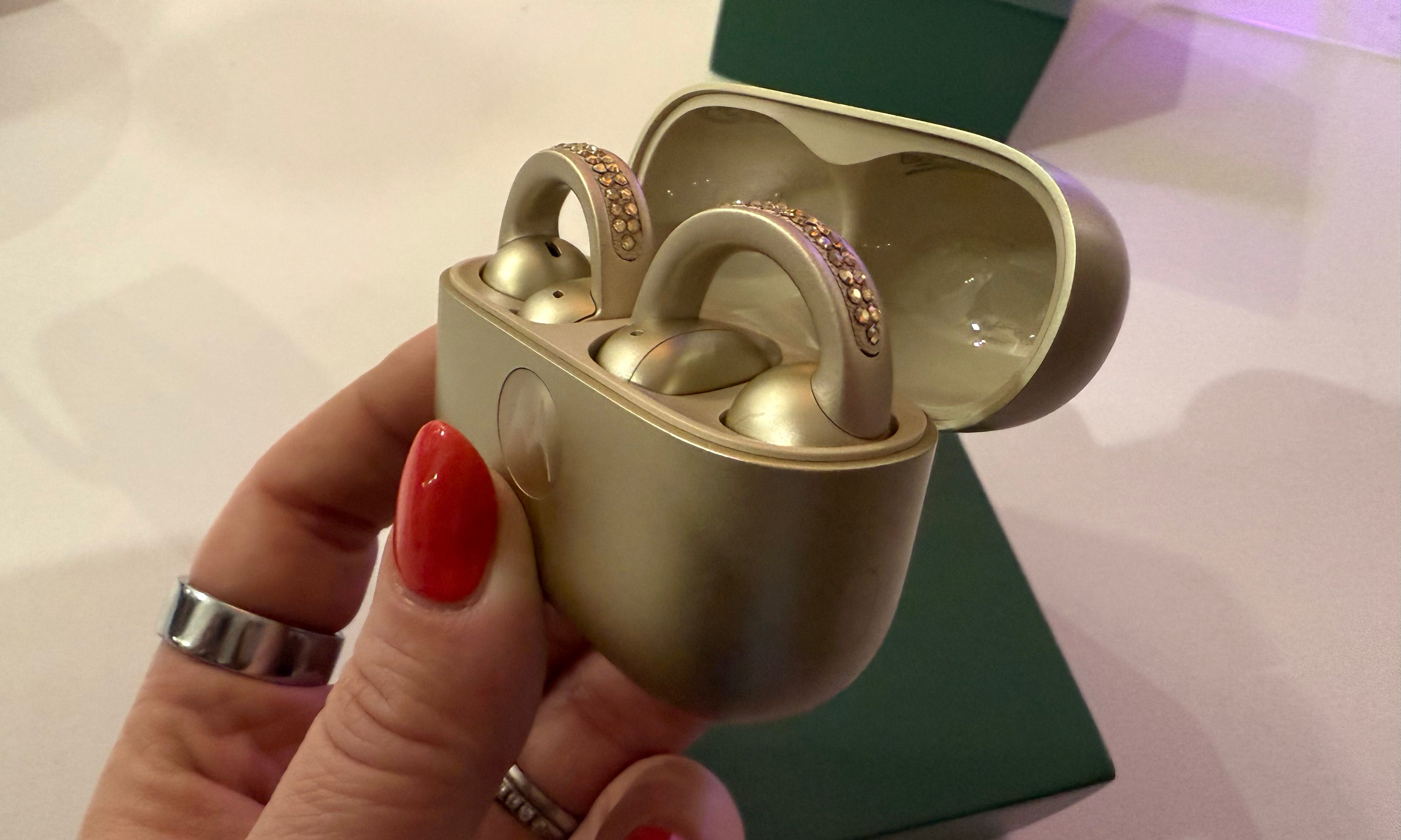 Moto Buds Loop preview: the most daring and sparkly headphones we