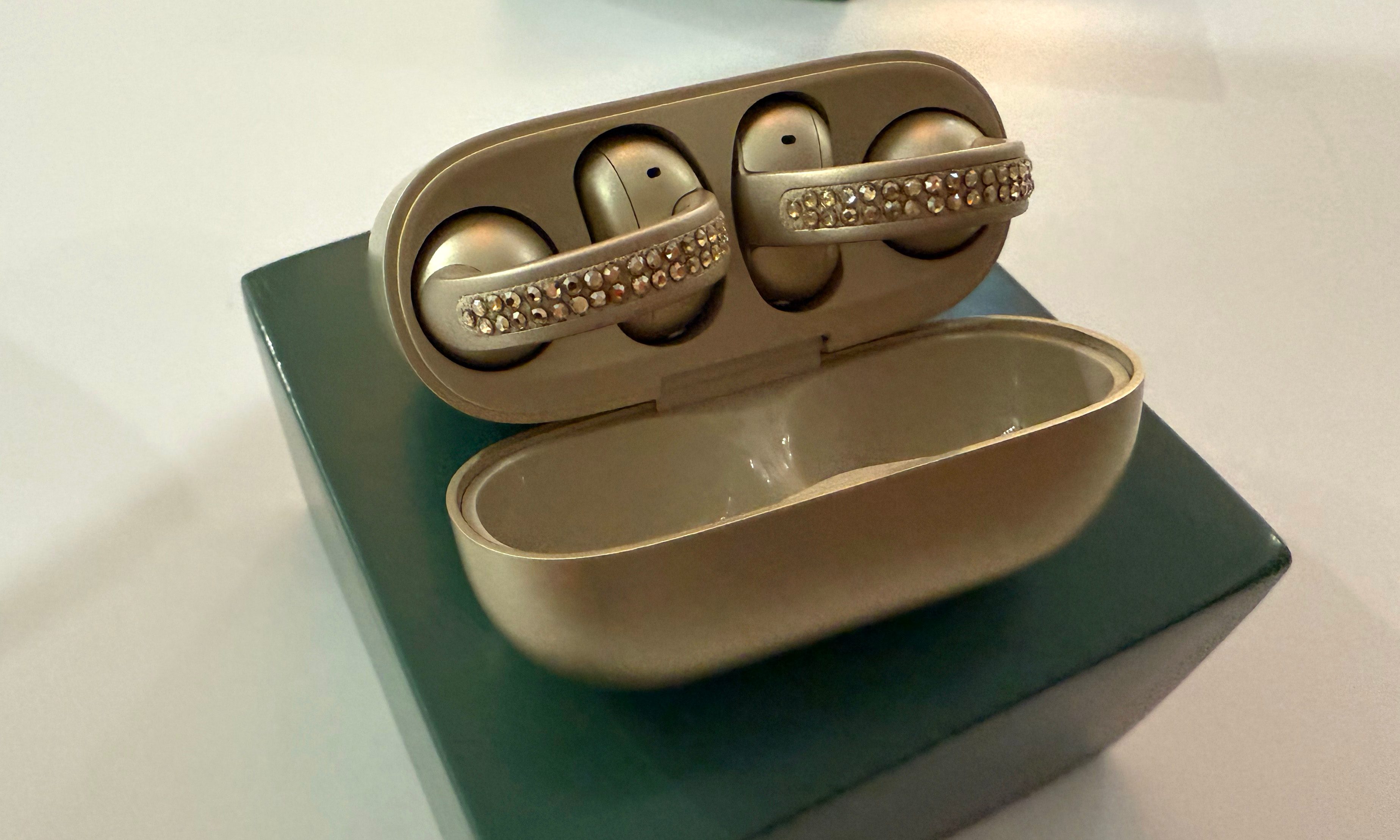 Moto Buds Loop preview: the most daring and sparkly headphones we
