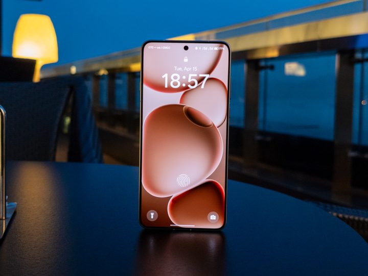 The display on the Oppo Find X8 Ultra in White