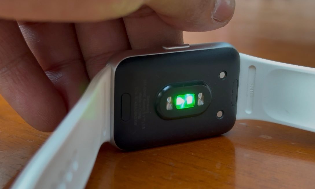 Optical sensor active on Samsung Galaxy Fit 3 fitness band.