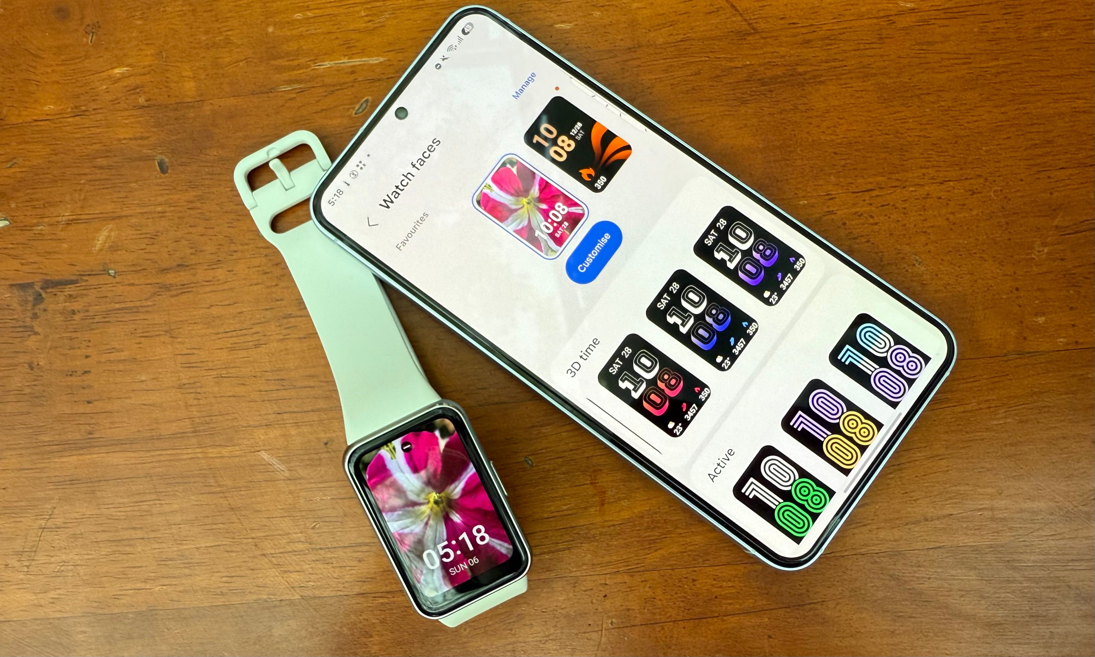 Watch face customization on Samsung Galaxy Fit 3 fitness band.