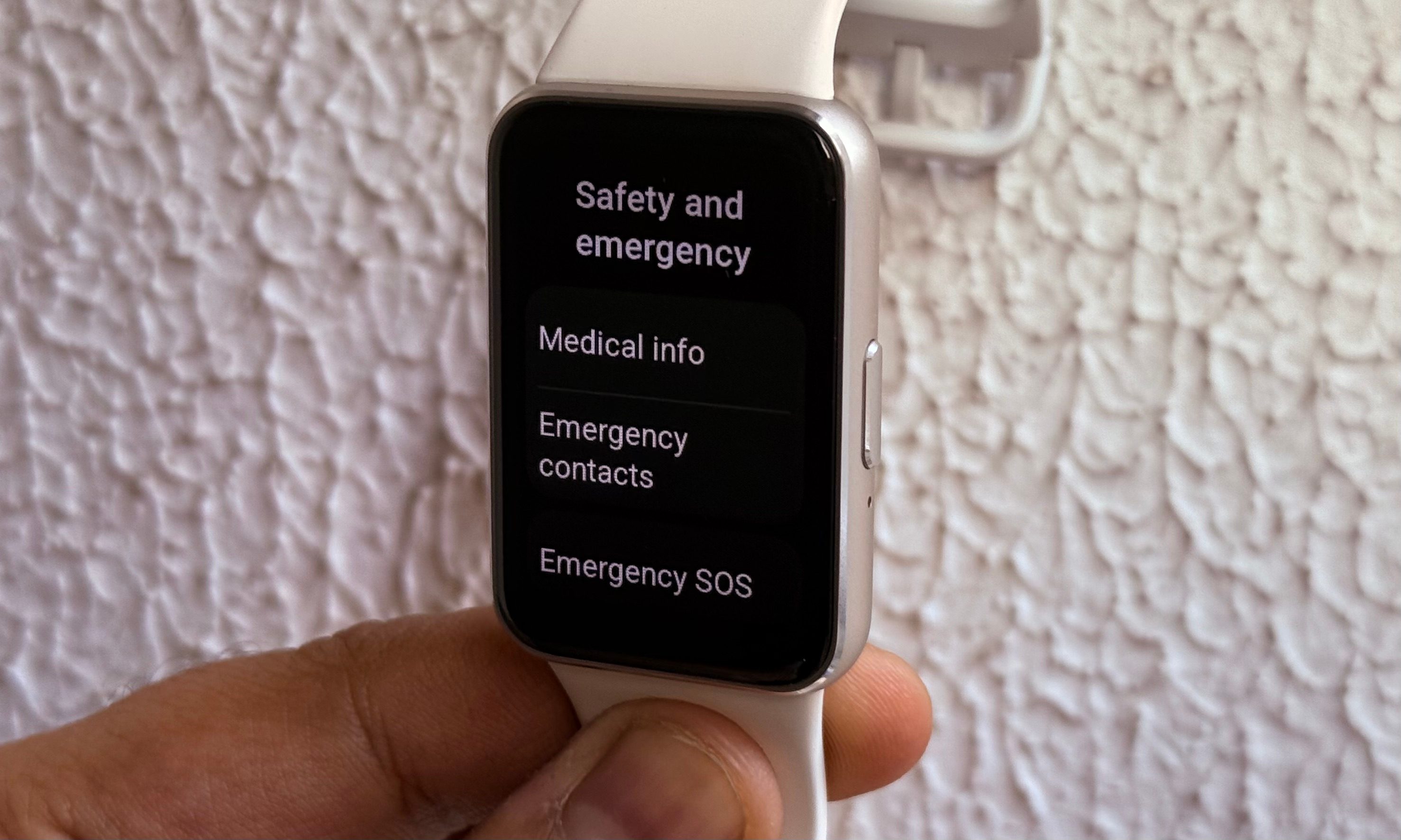 Emergency feature on Samsung Galaxy Fit 3 fitness band.