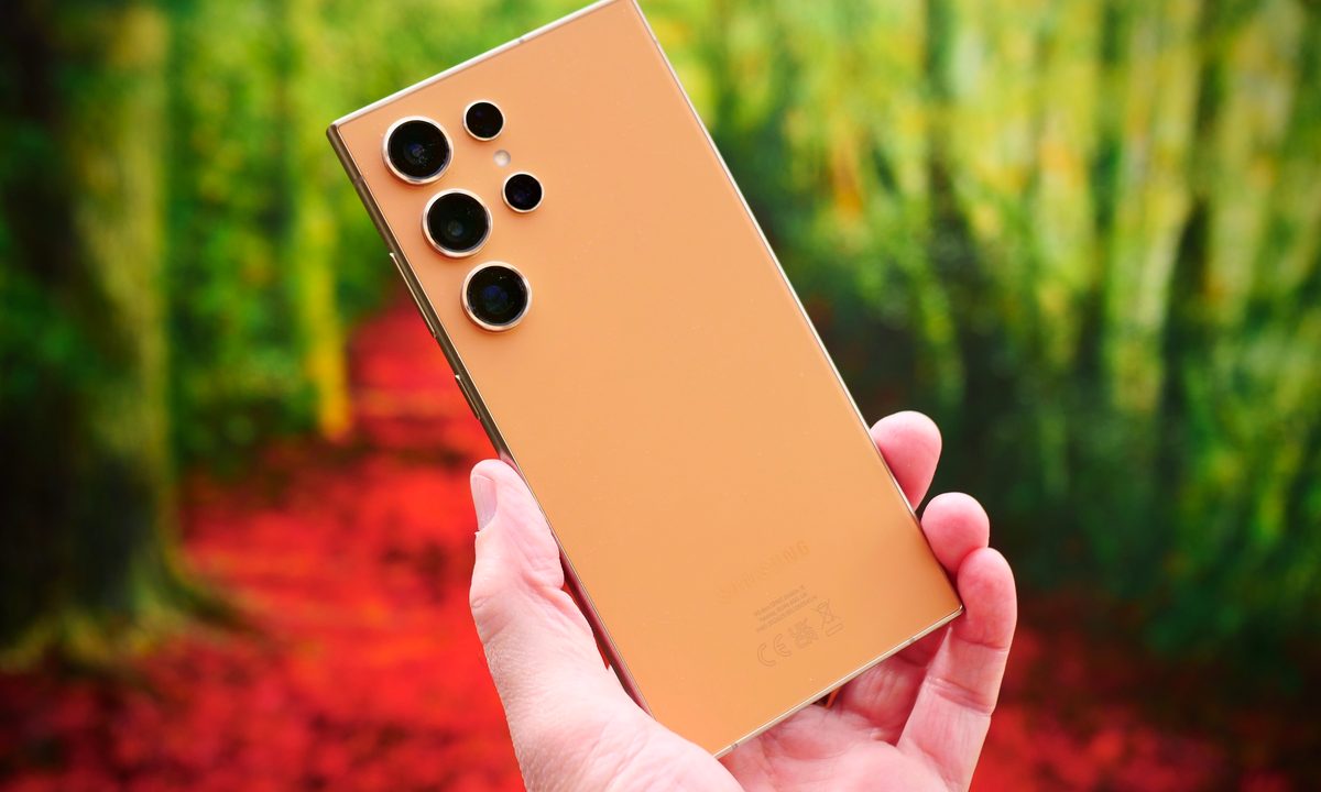 A person holding the Samsung Galaxy S24 Ultra.