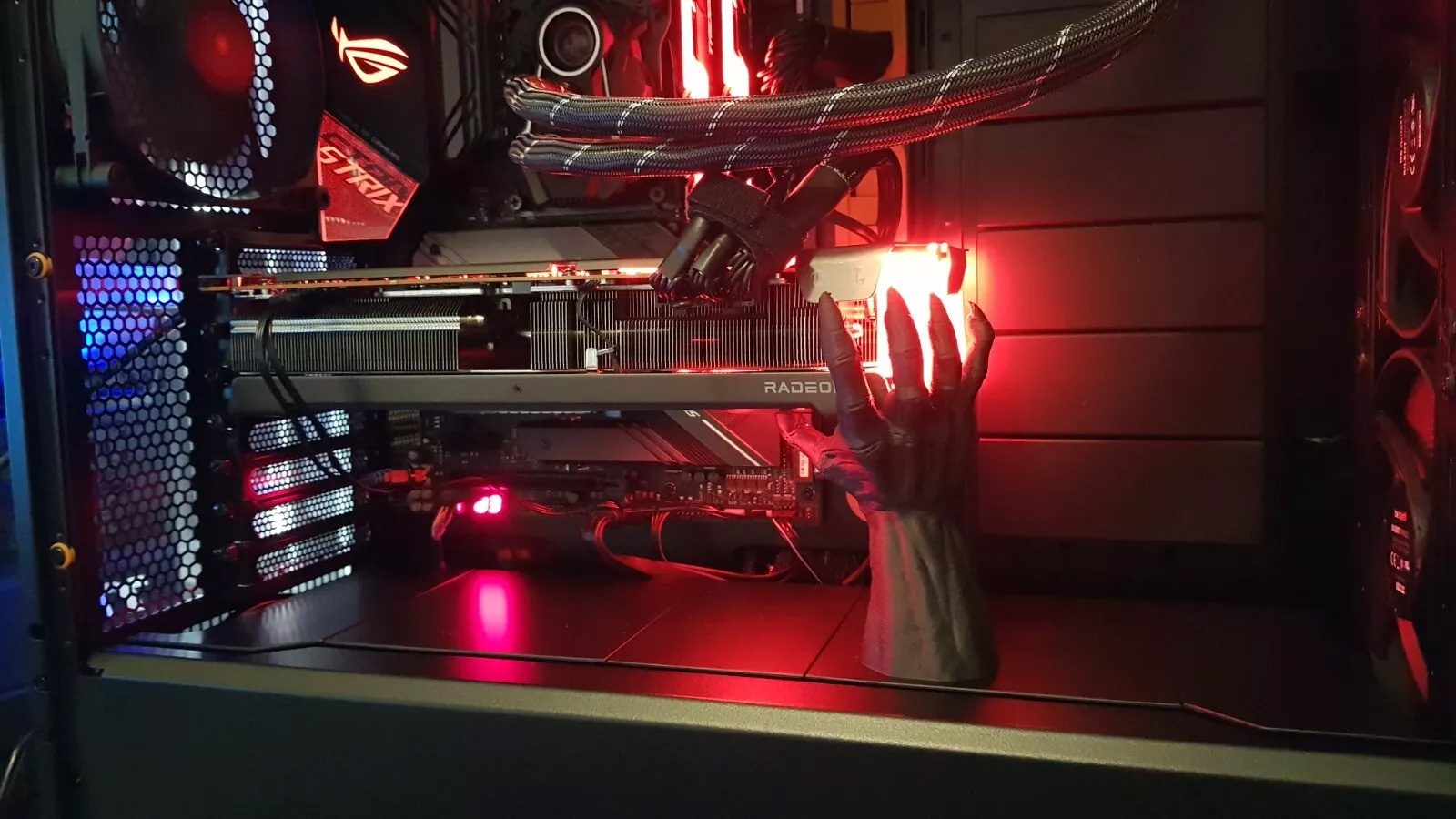 Anti-sag GPU bracket.