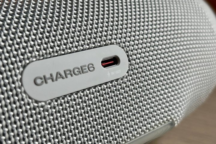 JBL Charge 6.