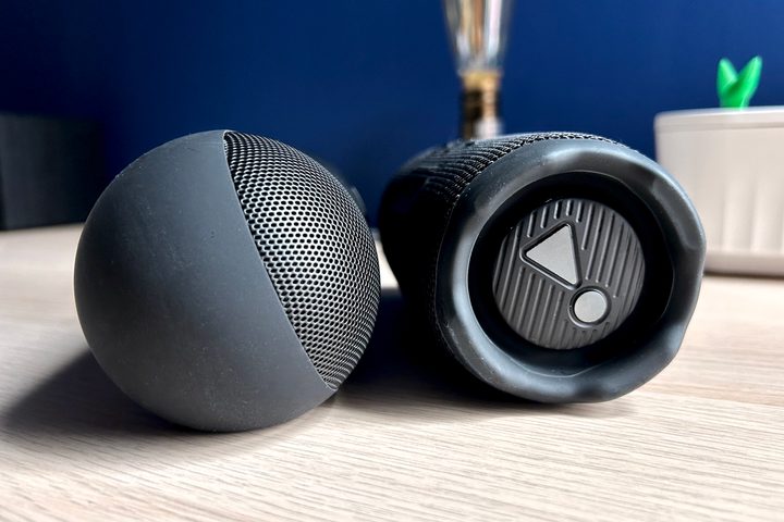 JBL Flip 7 and Beats Pill.