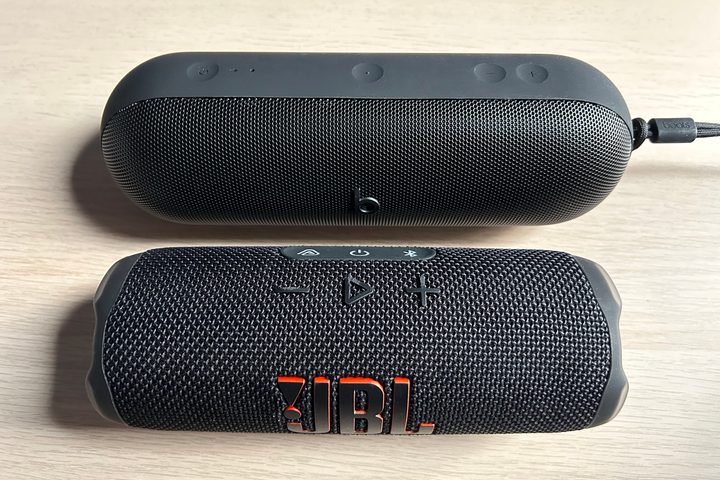 JBL Flip 7 and Beats Pill.