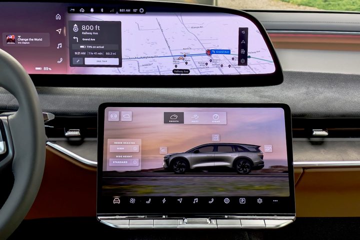 2025 Lucid Gravity screens.