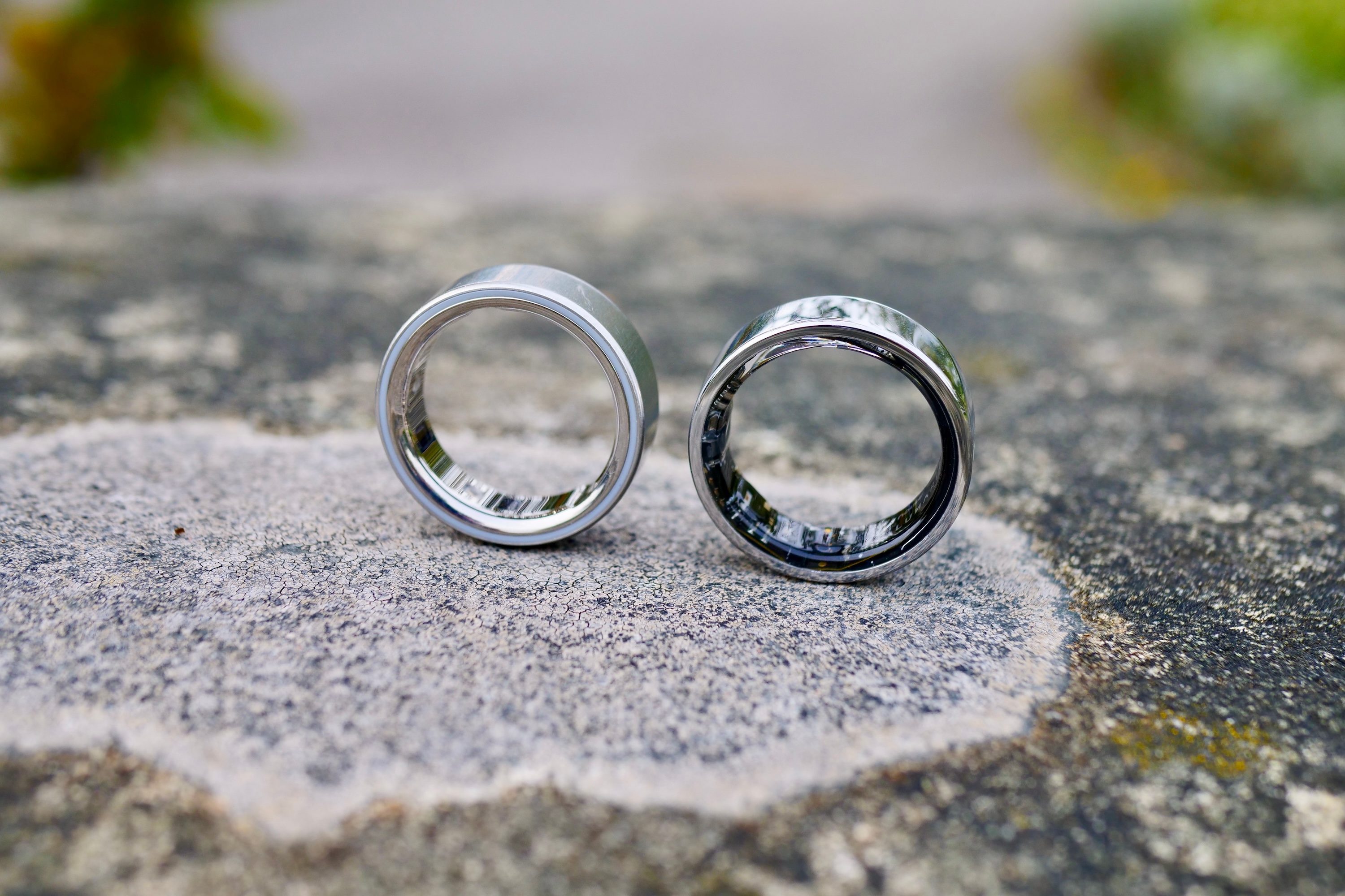 The side of the Oura Ring 4 and Noise Luna Ring.