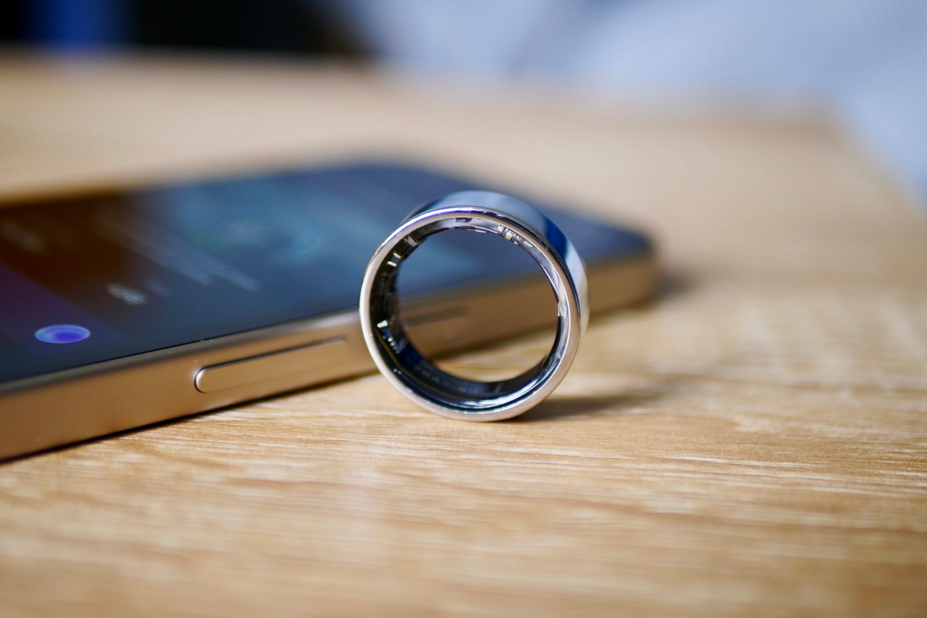 The side of the Noise Luna Ring.
