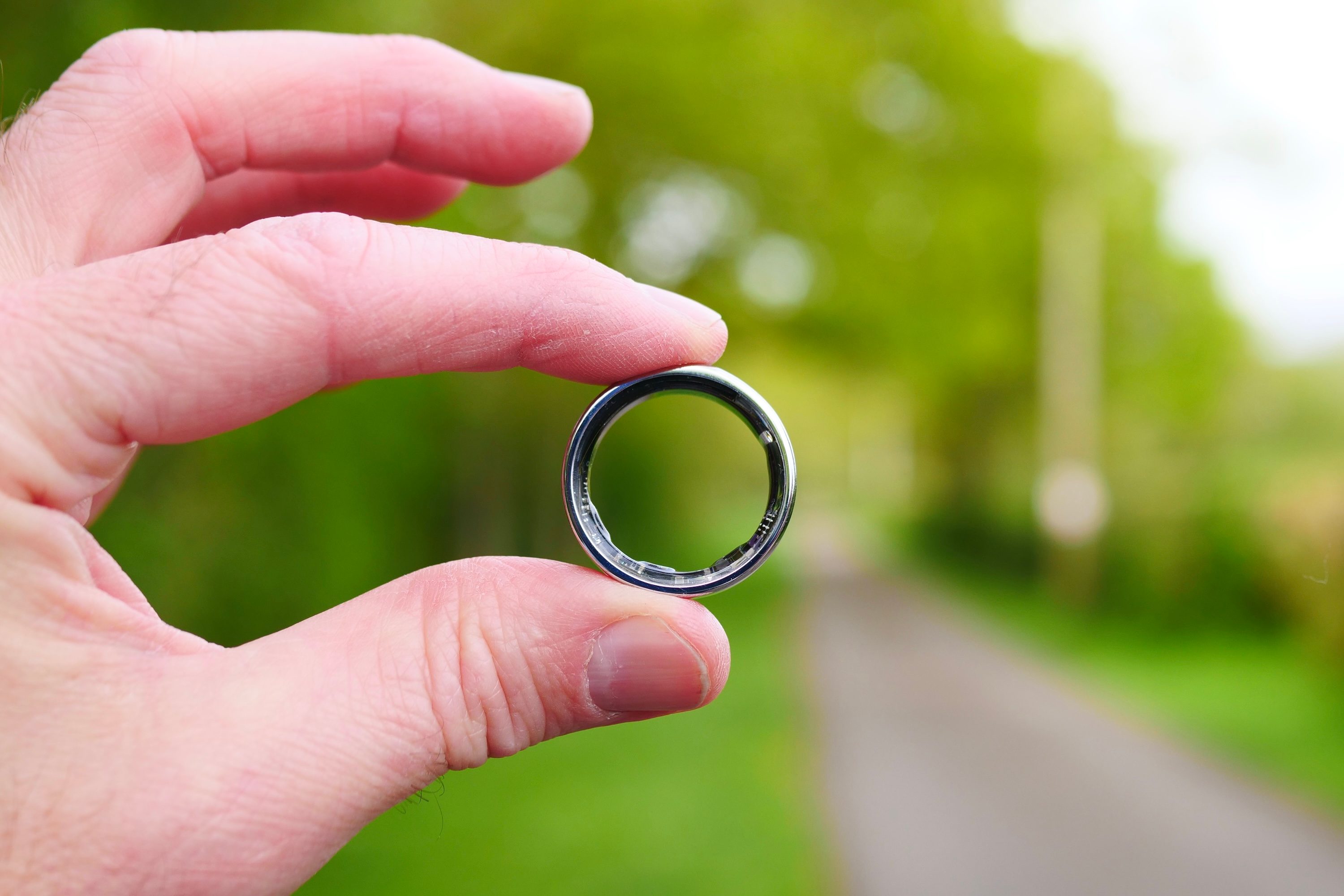 A person holding the Noise Luna Ring.