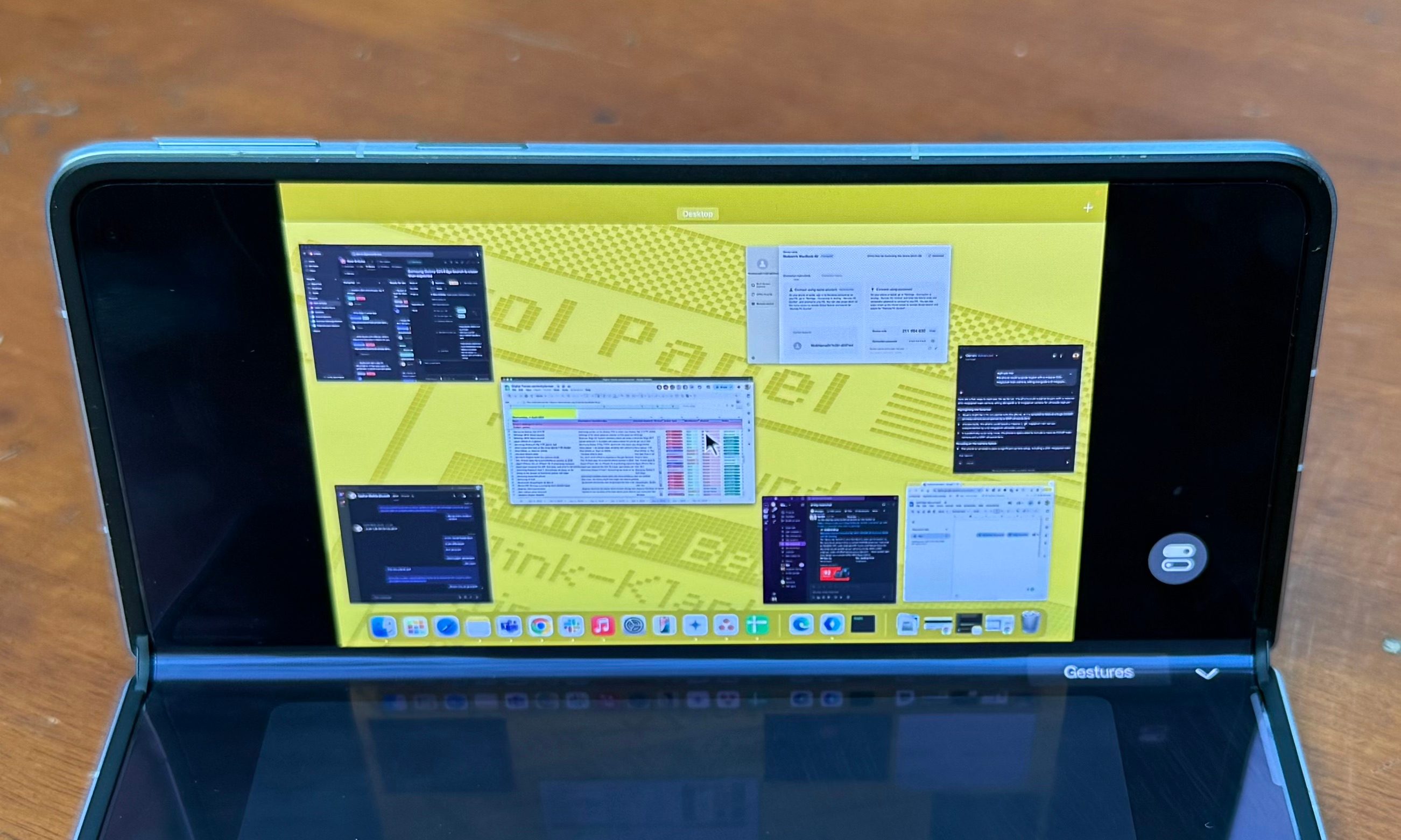 Remote connection to a Mac is established on the Oppo Find N5.