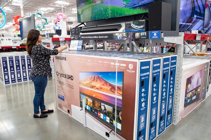 woman shopping for electronics at sam's club