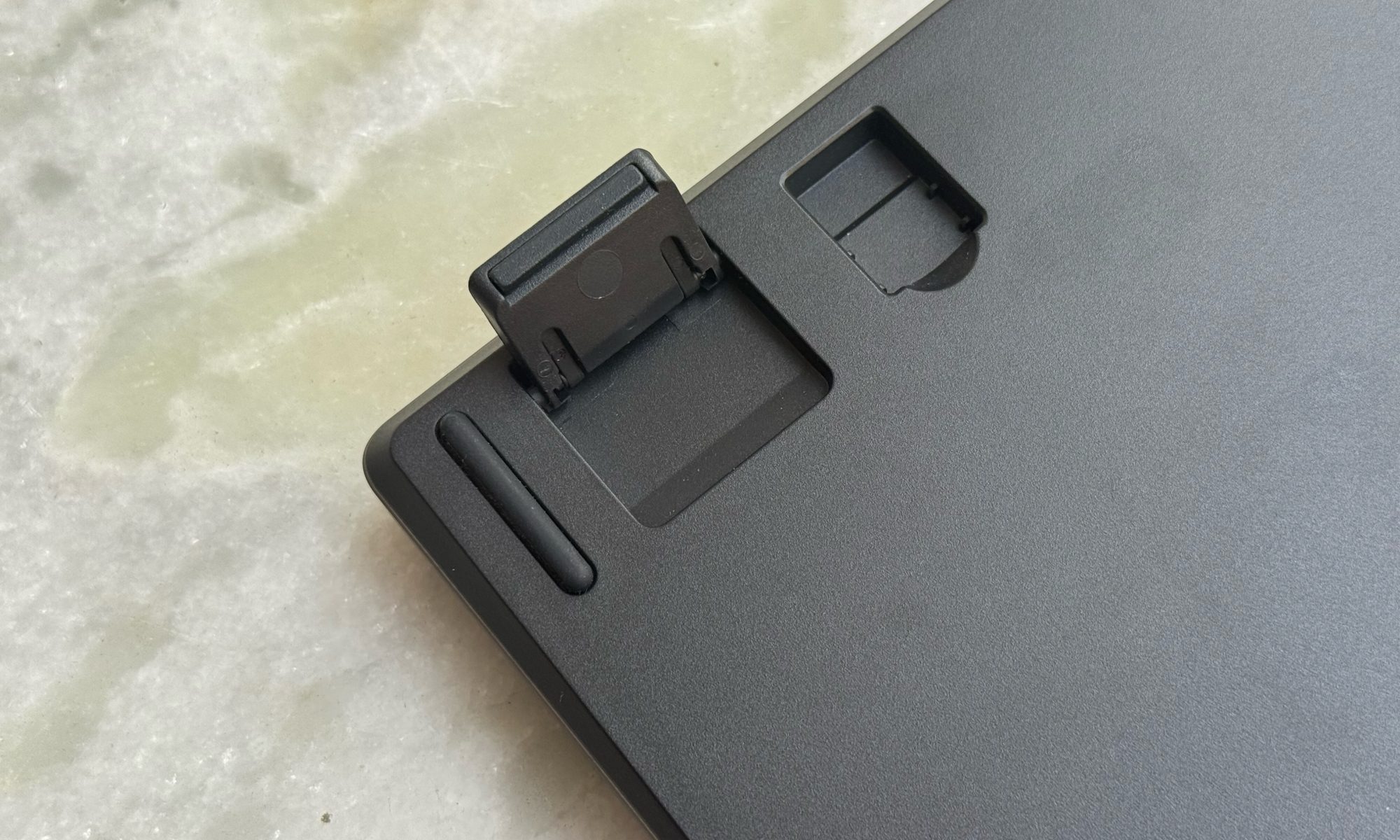 Kickstand on the Satechi SM3 Slim mechanical keyboard.