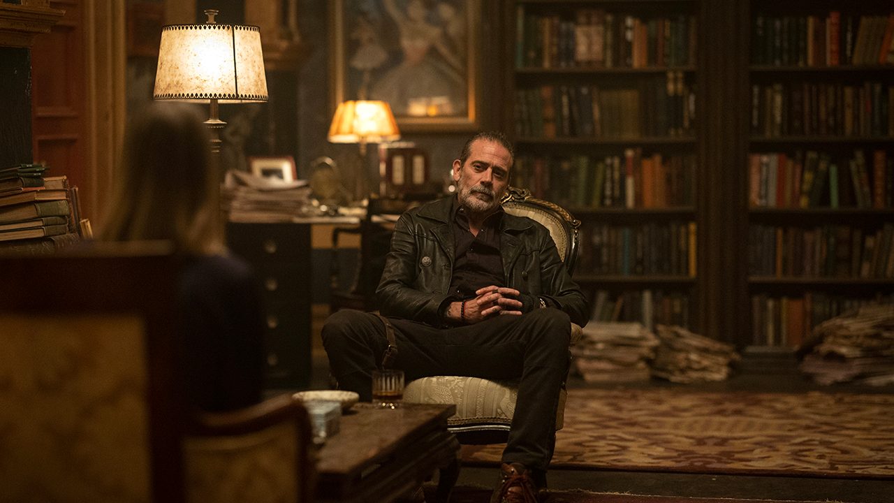 Negan sits down with The Dama in The Walking Dead: Dead City.