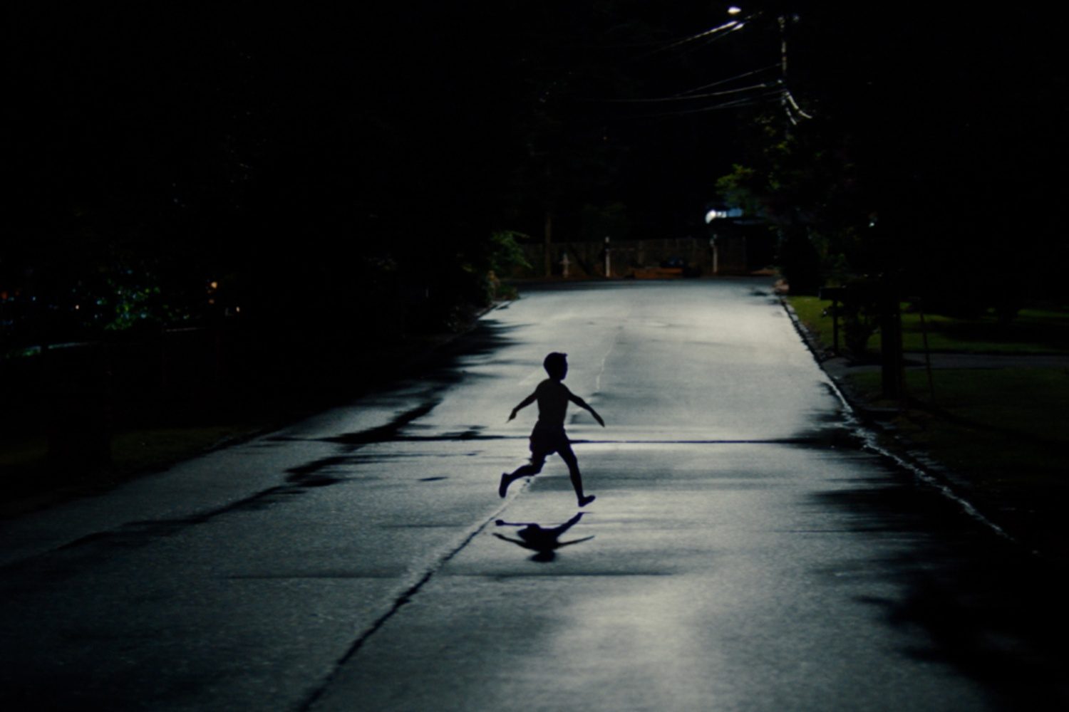 A little boy runs across the street in the horror film Weapons.