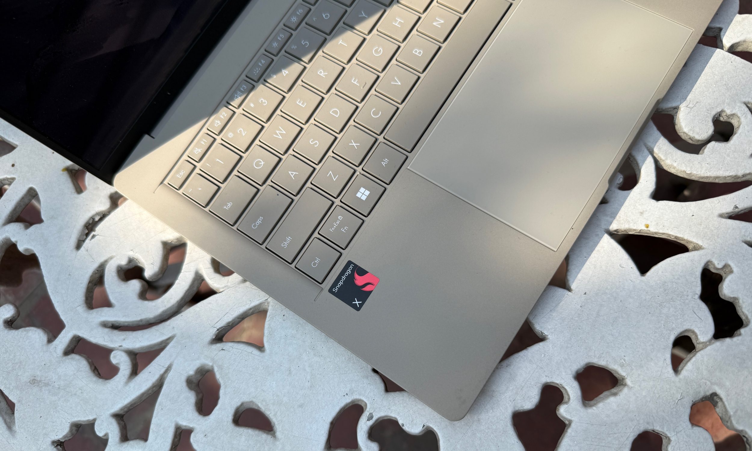 برچسب اسنپدراگون در لپ تاپ ZenBook A14 ایسوس.
