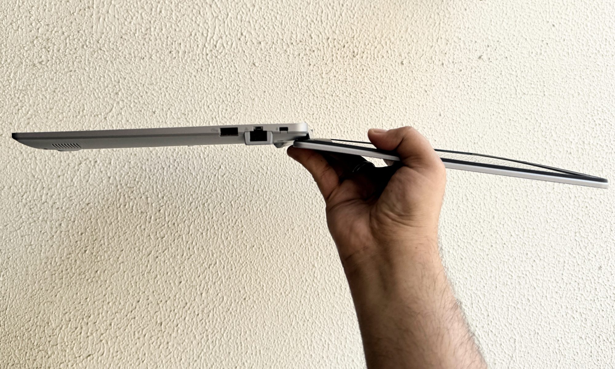Asus ExpertBook P1 hinge test.